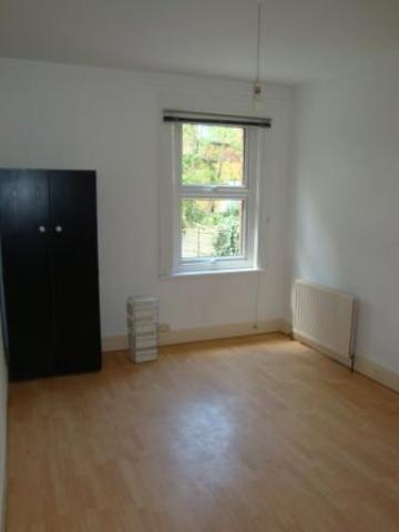			1 month deposit instead of 6 weeks, saving you £933.33!, 4 Bedroom, 1 bath, 1 reception Flat			 Chichele Road, WILLESDEN GREEN